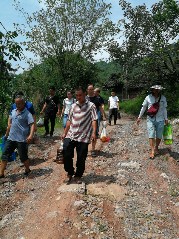 慰问路上.jpg