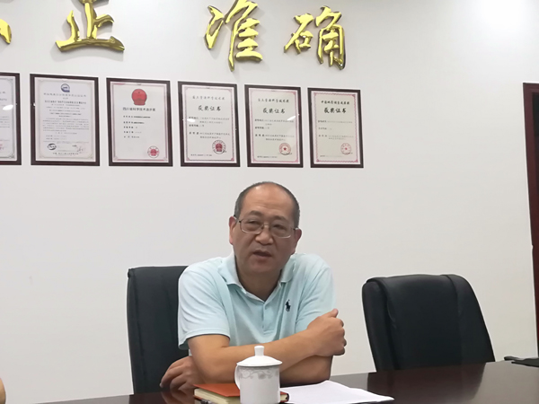 中心党委书记刘俊思讲课.jpg
